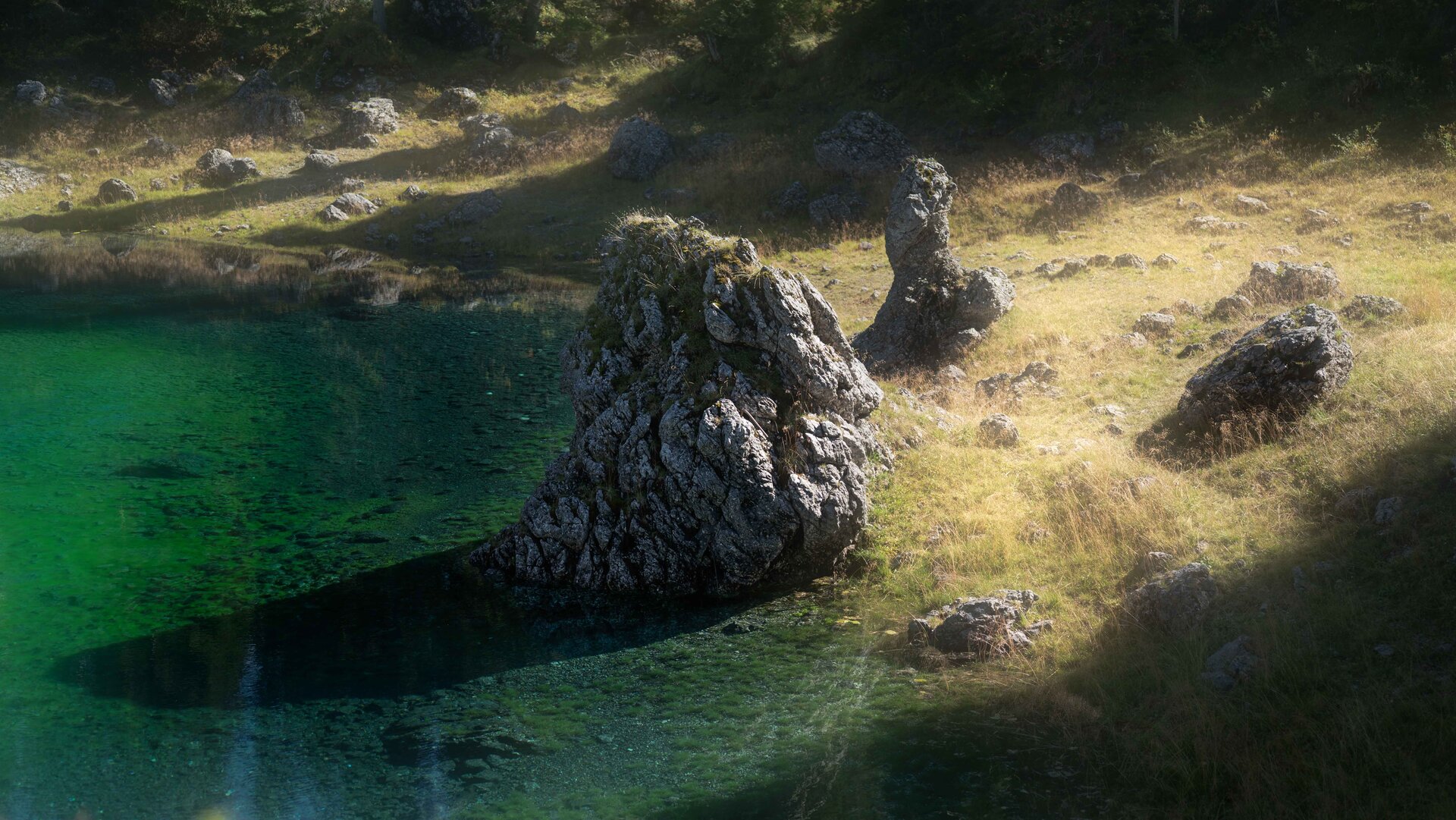 Smaragdgruener Bergsee