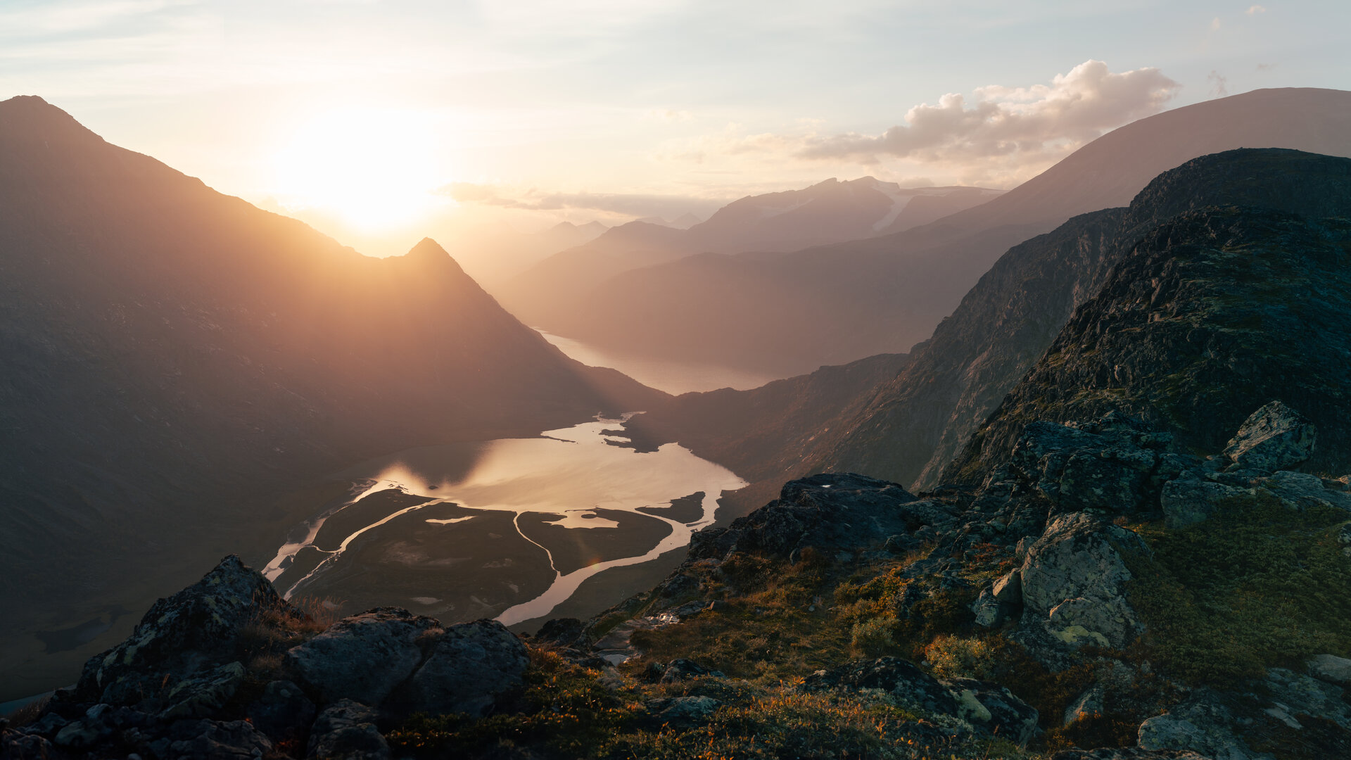 Goldener Sonnenuntergang ueber einem Fjordtal
