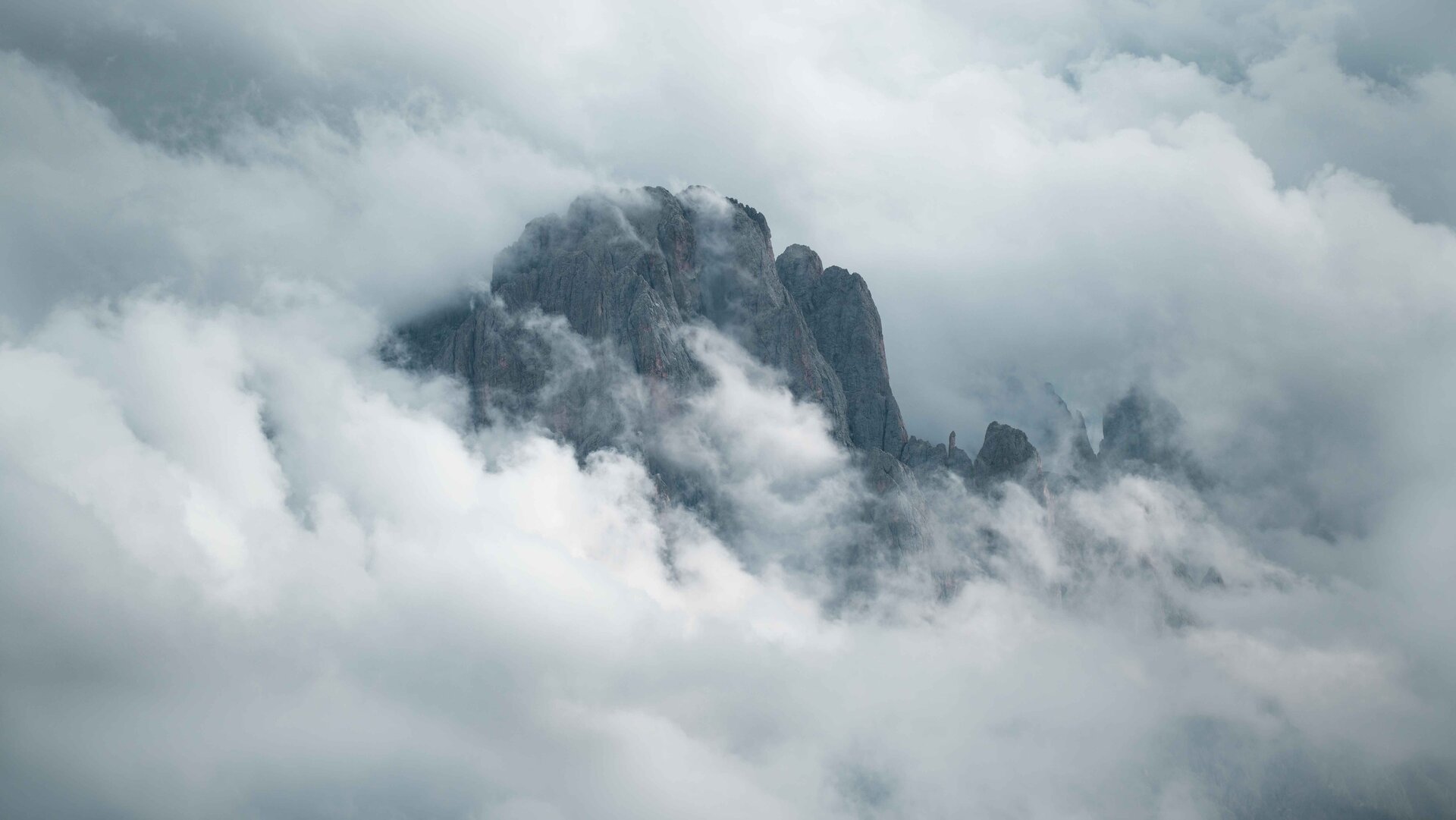 Gipfel ueber den Wolken