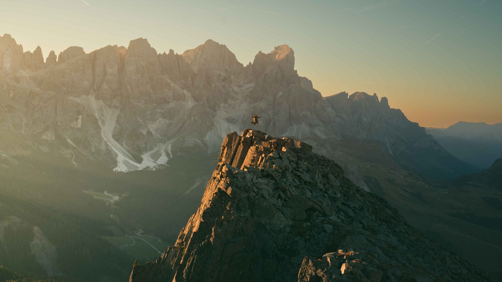 Gipfelsprung bei Sonnenuntergang