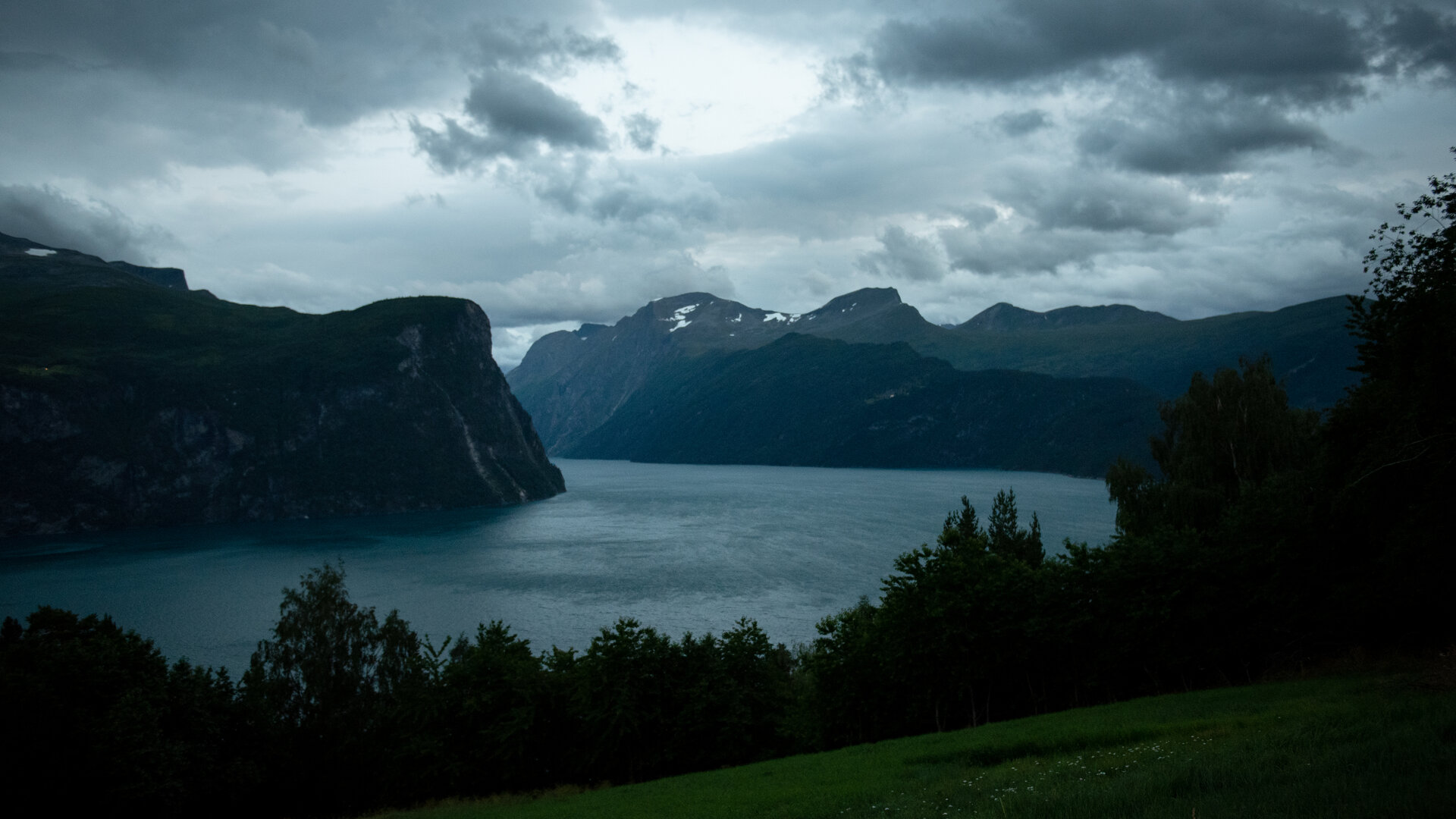 Fjord mit Bergen und Wolken