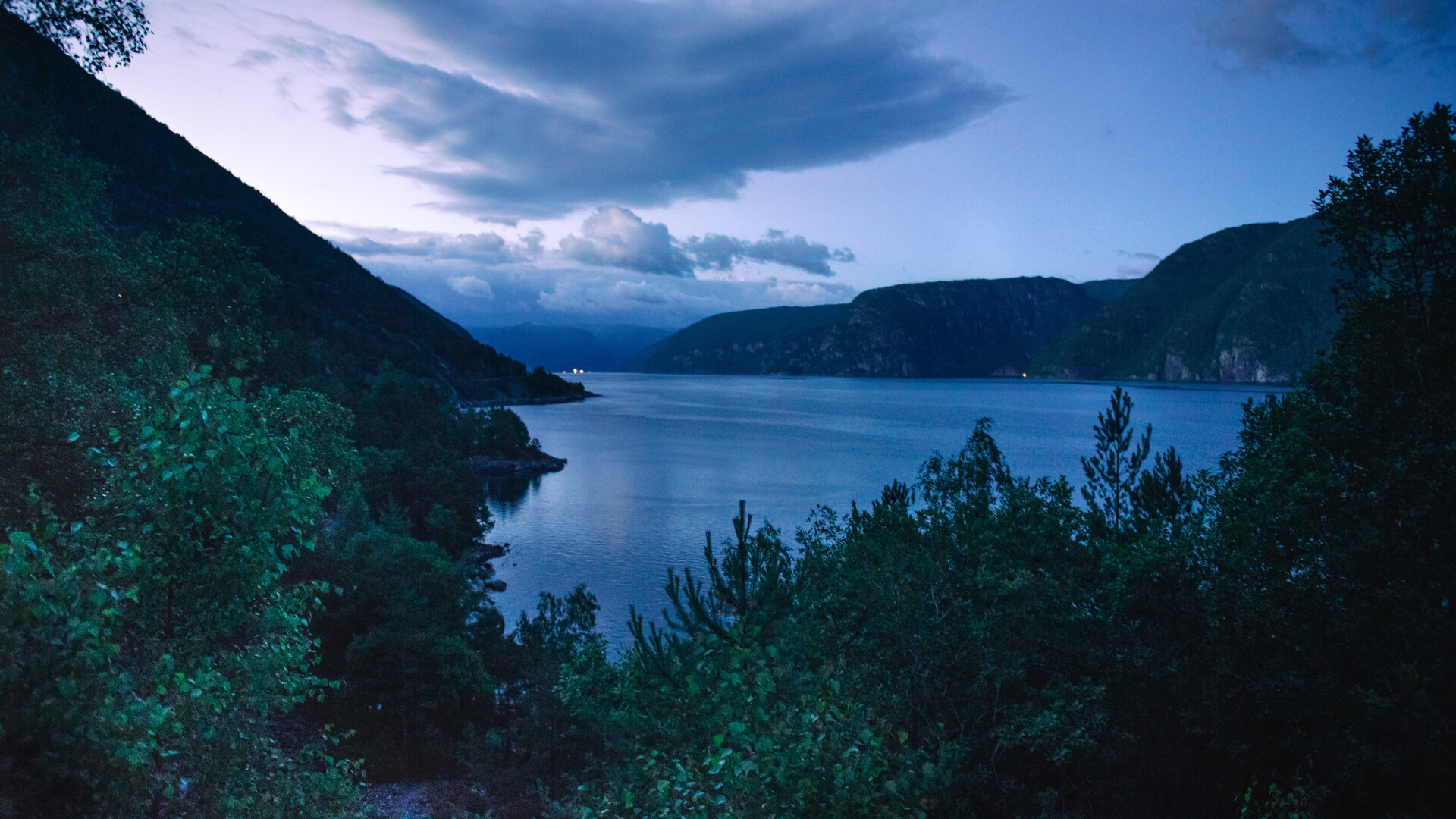 Blaue Daemmerung am Fjord