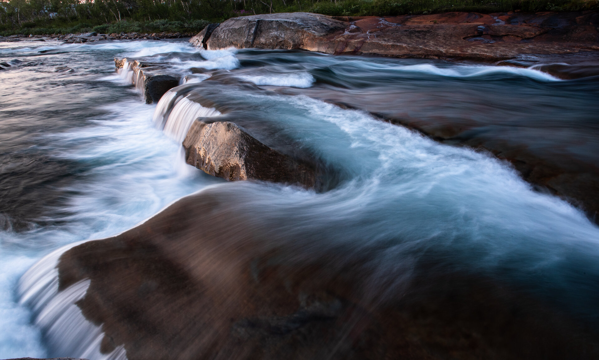 Langzeitbelichtung am Fluss