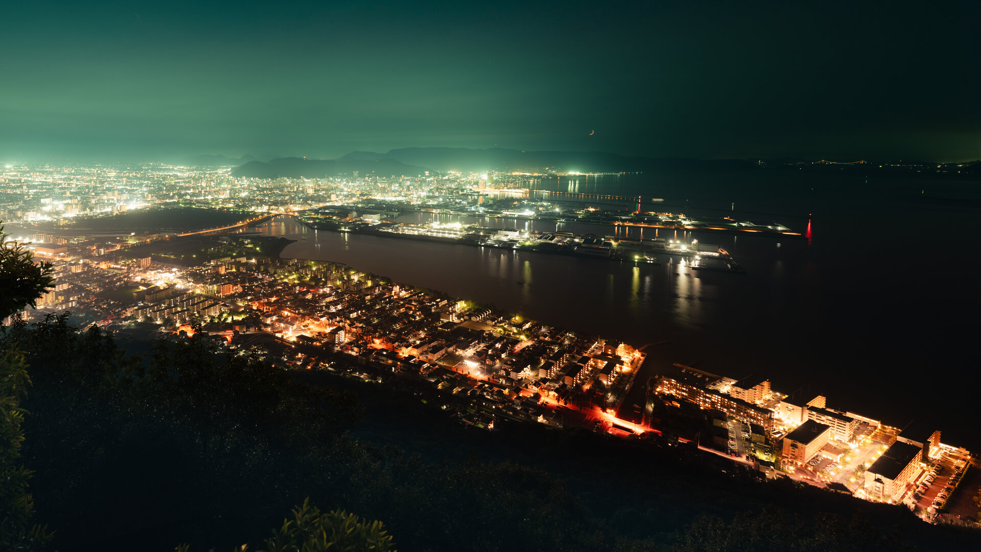 Japanische Hafenstadt bei Nacht