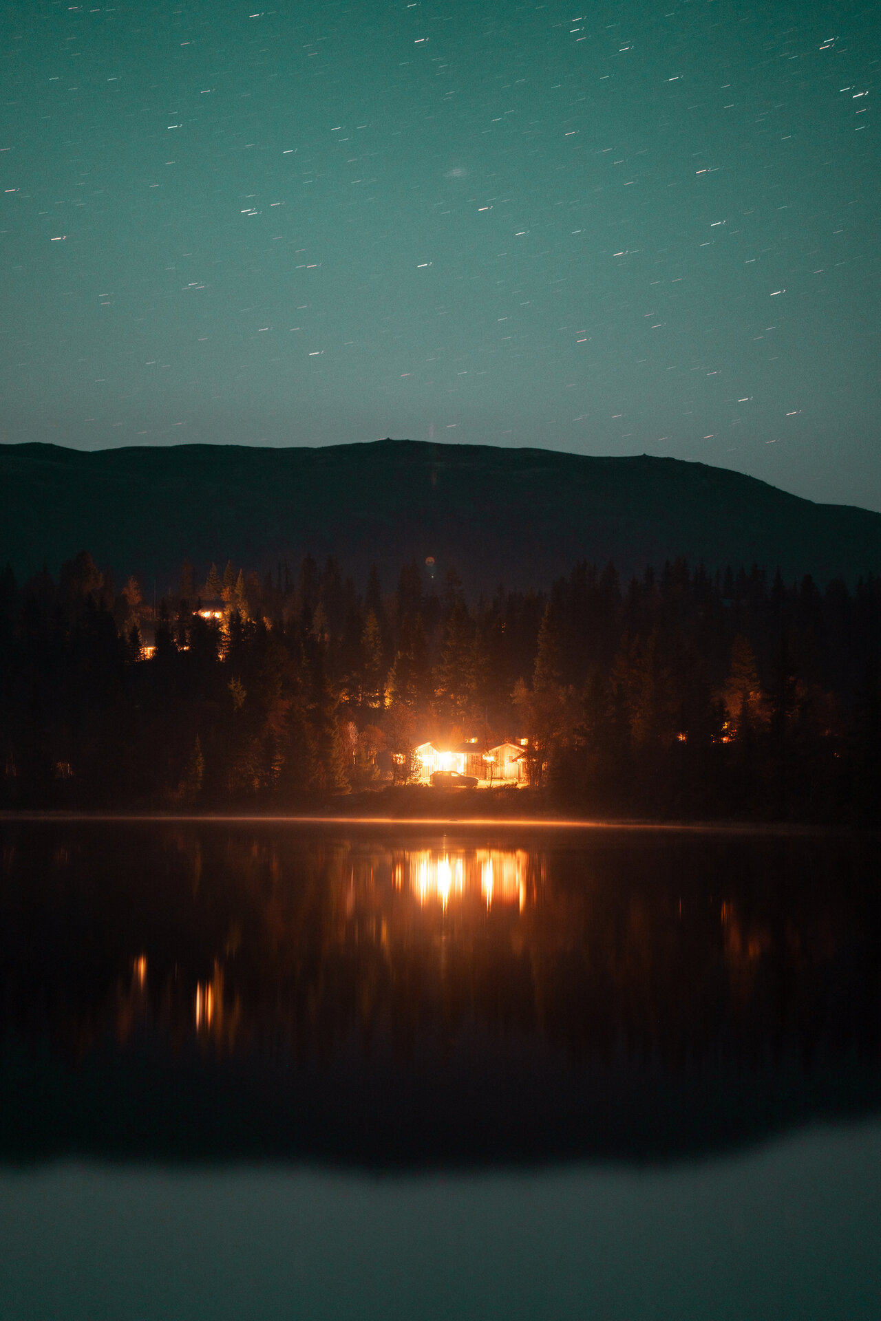 Huette unter Sternenhimmel