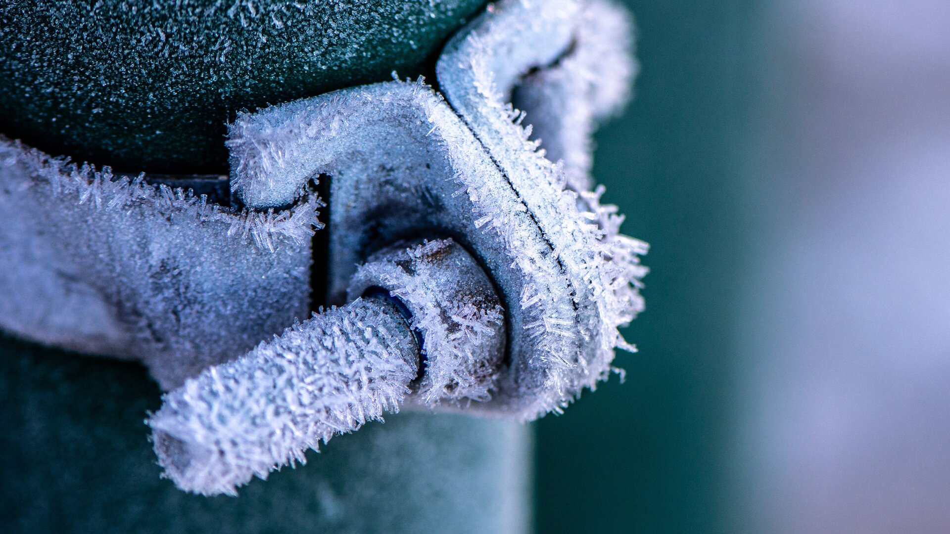 Eiskristalle auf Schraube