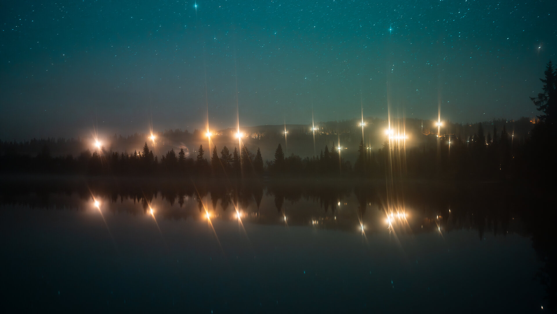 See mit Lichtspiegelungen