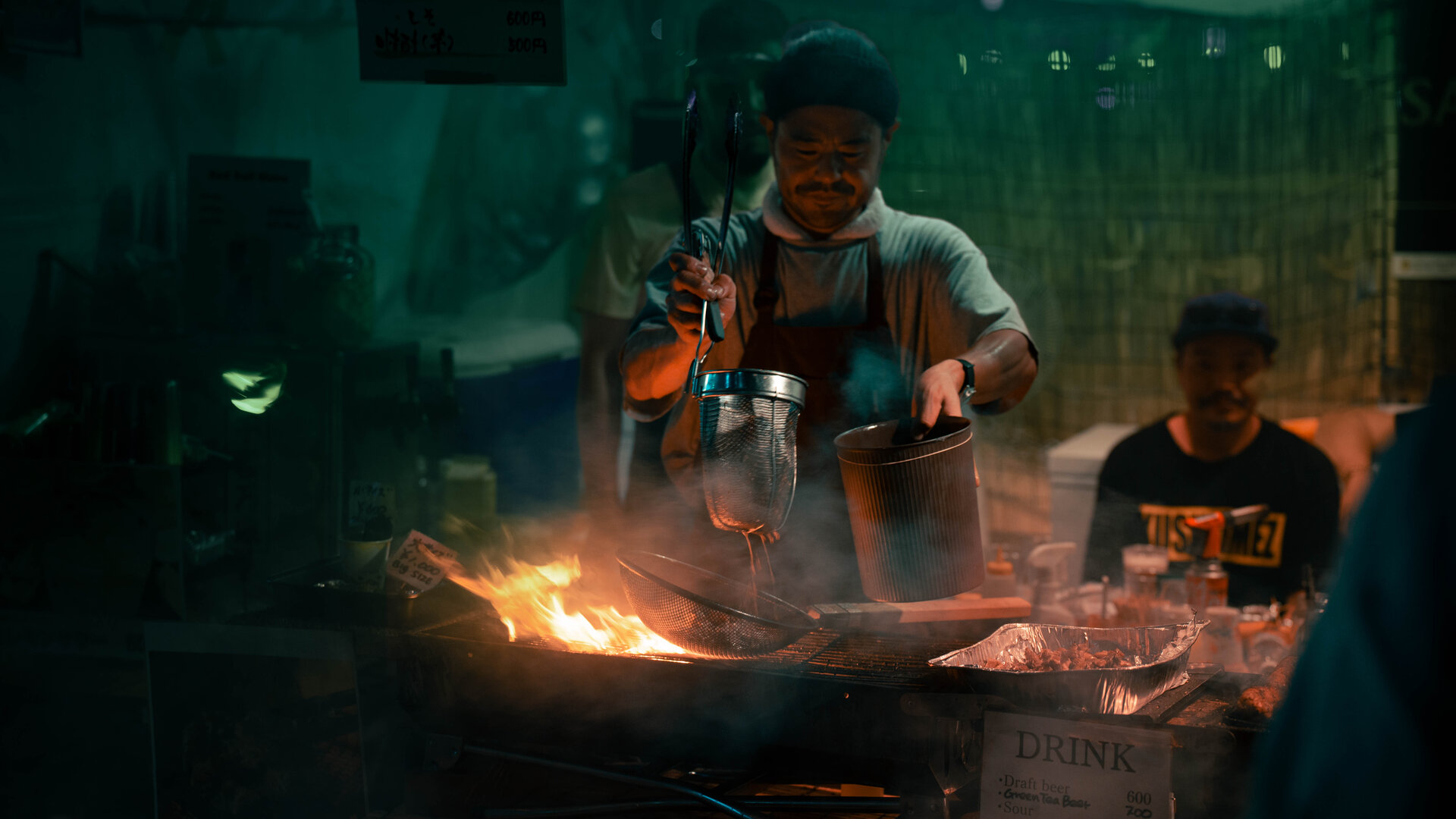 Strassenkoch mit Feuer in Japan