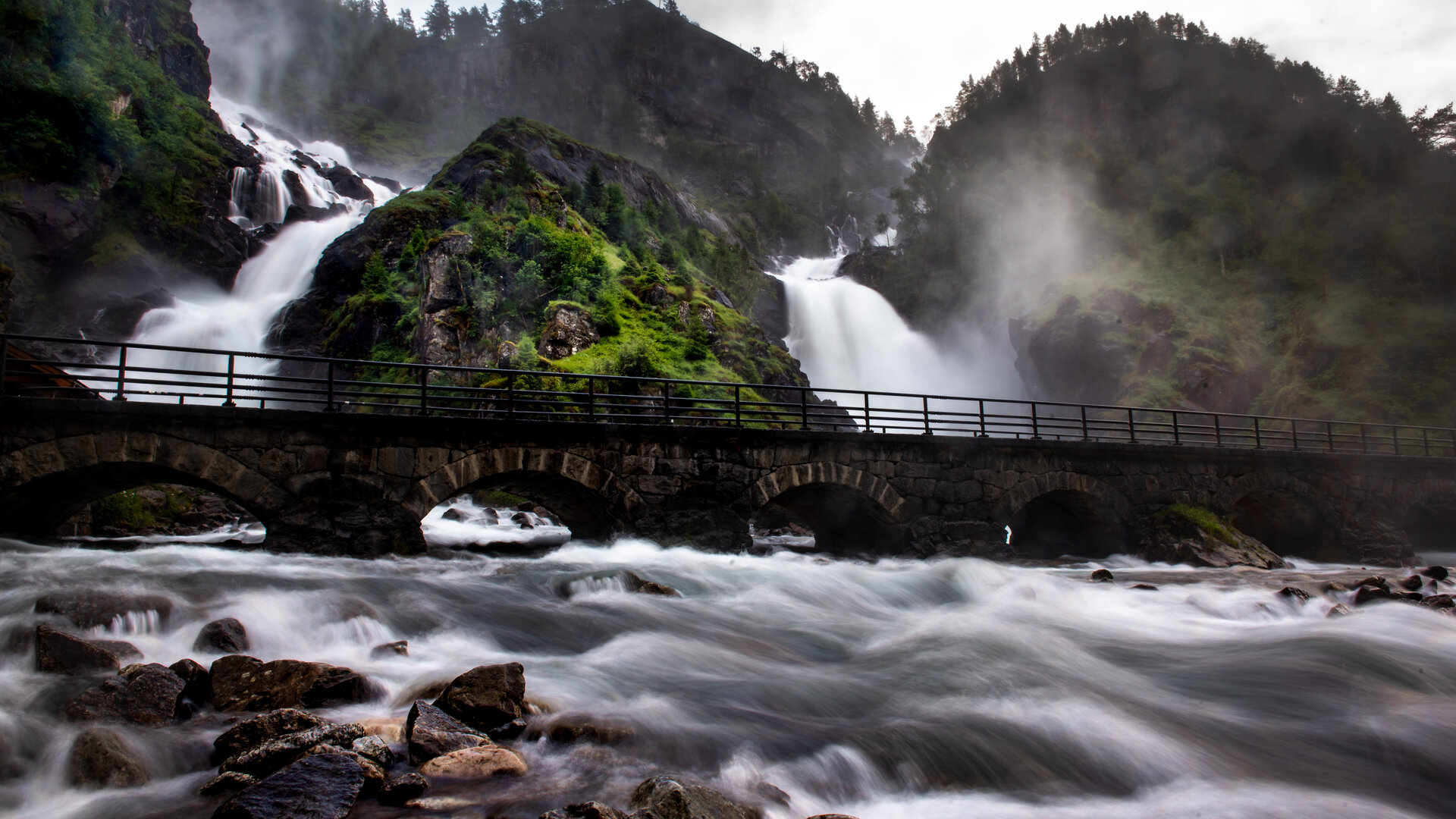Wasserfall an Steinbruecke in Norwegen